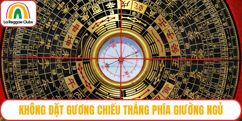 Không đặt gương chiếu thẳng phía giường ngủ