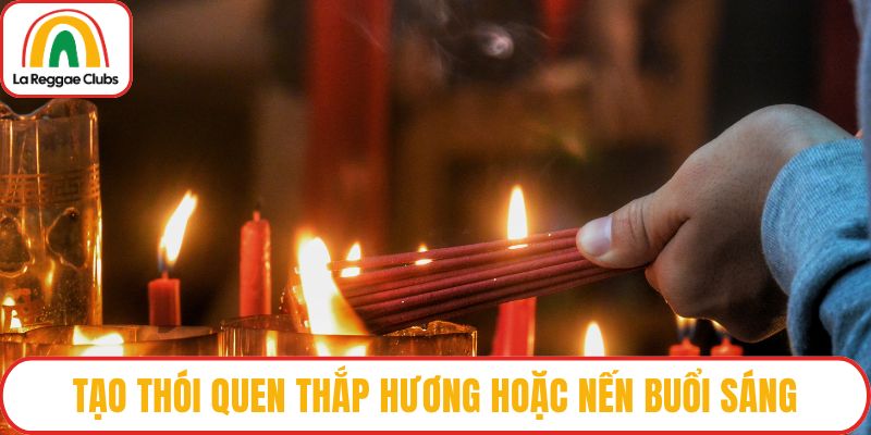 Tạo thói quen thắp hương hoặc nến buổi sáng