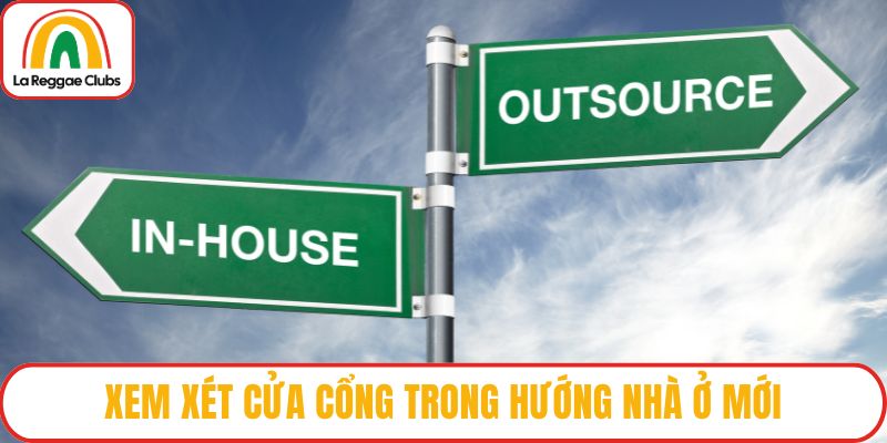 Xem xét cửa cổng trong hướng nhà ở mới